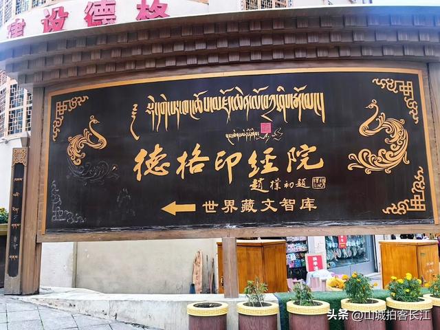 四川偏远的“一线”小城，房子挂在悬崖边，看着就令人心生畏惧！