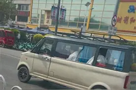 辽宁阜新一辆“老头乐商务车”载10人上路，官方：无牌照，上路不合法图片