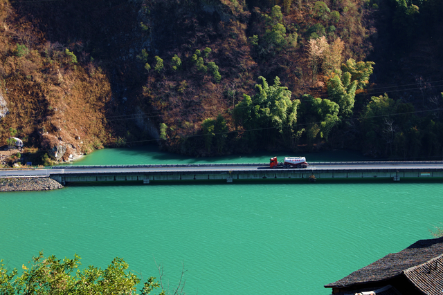 知道小凉山彝乡峡谷有多壮观吗？城巴佬！