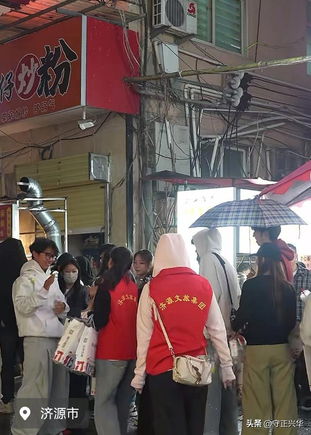 雨中等炒粉袋里藏心意——济源文旅送礼上门这波热度接得漂亮