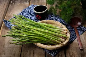 买芦笋时，是买长的还是短的？老菜农：可别瞎买，这两者区别很大图片