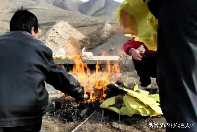 不是迷信！寒衣节上坟有讲究，记得:1不烧	、2不照、3不捡、4不空