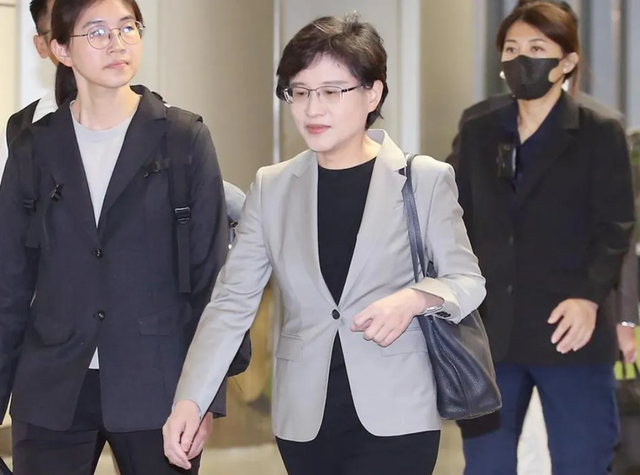 解放军包围台岛，郑丽文愤怒发声	，预告明年访陆，民进党闯大祸