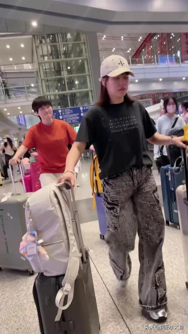 陈幸同结束横滨赛已抵达北京机场路透，穿黑色短袖又酷又飒！