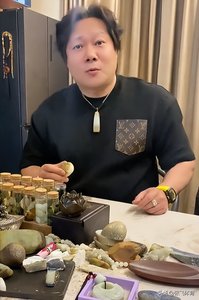 北京肖哥突发去世，年仅45岁，家里原石成堆开大奔	，十几套房出租