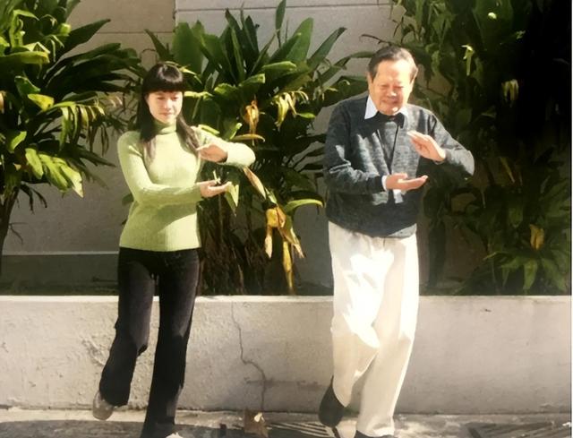 杨振宁家庭情况曝光：3个儿女无人继承物理学，与翁帆关系也很好