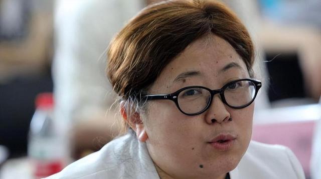 她不仅洗白侵华日军，还称国人为东亚病夫，被开除党籍后现状如何