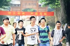 两年前借给女同事50000，如今遇到难处想要回来，她却让我拿借条图片