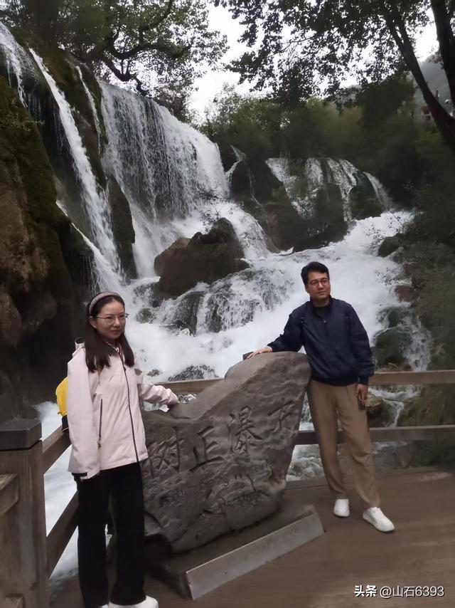 丁怀华：《神奇九寨沟 人在画中游》