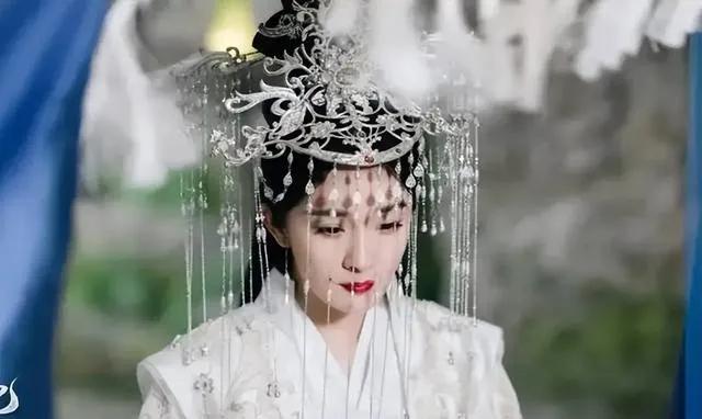 17岁的杨幂，曾被49岁的成龙搂在怀里，整没整容一目了然