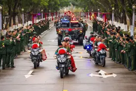 帅！兵哥骑摩托接新娘！图片