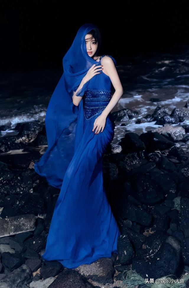 鞠婧祎出席星光大赏活动，黑色露肩长裙配珍珠项链，腰肢纤细好美