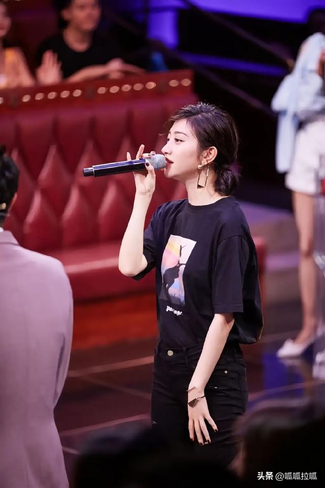 别眨眼！女星穿紧身牛仔裤狂炫身材，细腰翘臀的暴击谁顶得住