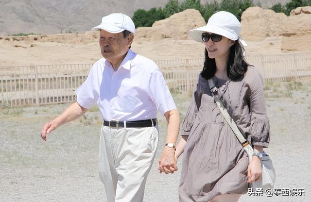 杨振宁告别式当日，翁帆现身只是看点之一，清华宣布一重要决定