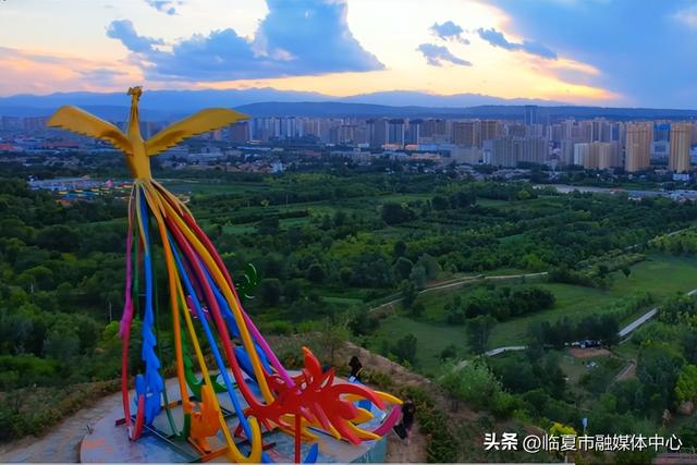 临夏行自驾必走→这条被誉为凤凰山「最美弯道」国庆秋色正美！