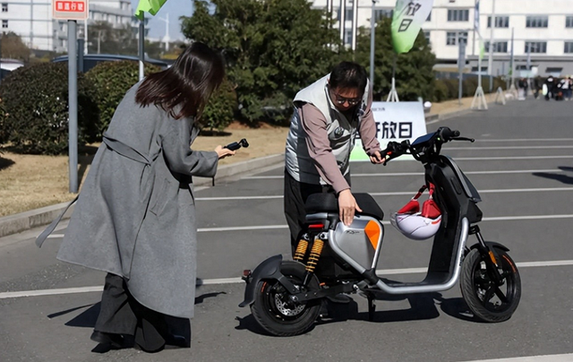 央视：电动车新国标实施	，允许载人且可装后座，专家全面解读来了