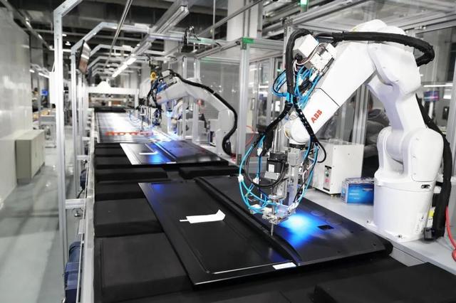 以为长虹凉了？2025年净利润爆增，它早不只是卖彩电的了！