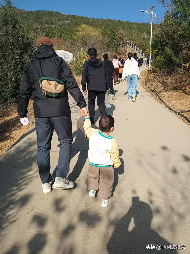 怒征西山公园，立在539.8米的顶峰