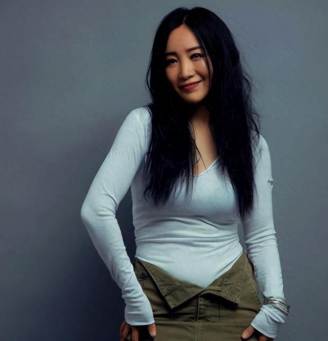 她连上5次春晚，私下却和恩师同居怀孕被骗流产，今57岁依然单身