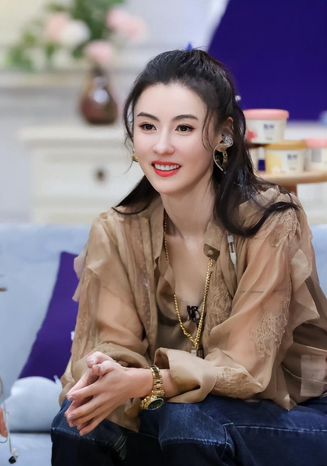 谢霆锋也没想到，张柏芝会因阅兵当天的一特殊举动，实现口碑暴增