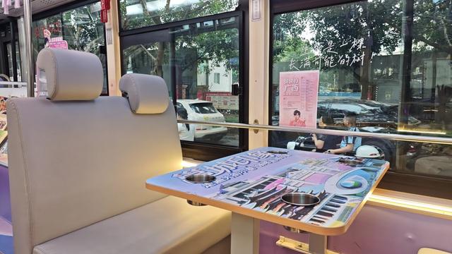 皮沙发+无线充+文创区！南宁这趟漫游公交也太夯了