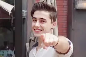 又一外籍男星“下海”拍片了！从网红转型成演员，同性热吻太炸裂图片