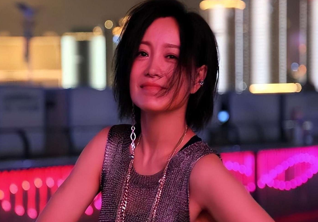 她连上5次春晚，私下却和恩师同居怀孕被骗流产，今57岁依然单身