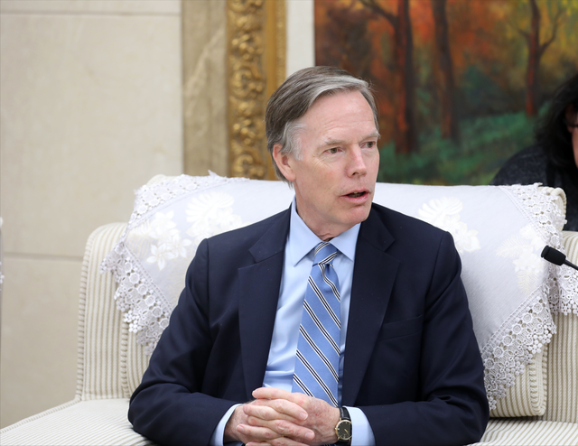 中美釜山没谈芯片，英伟达CEO力挺对华出口，美国内部吵成一锅粥