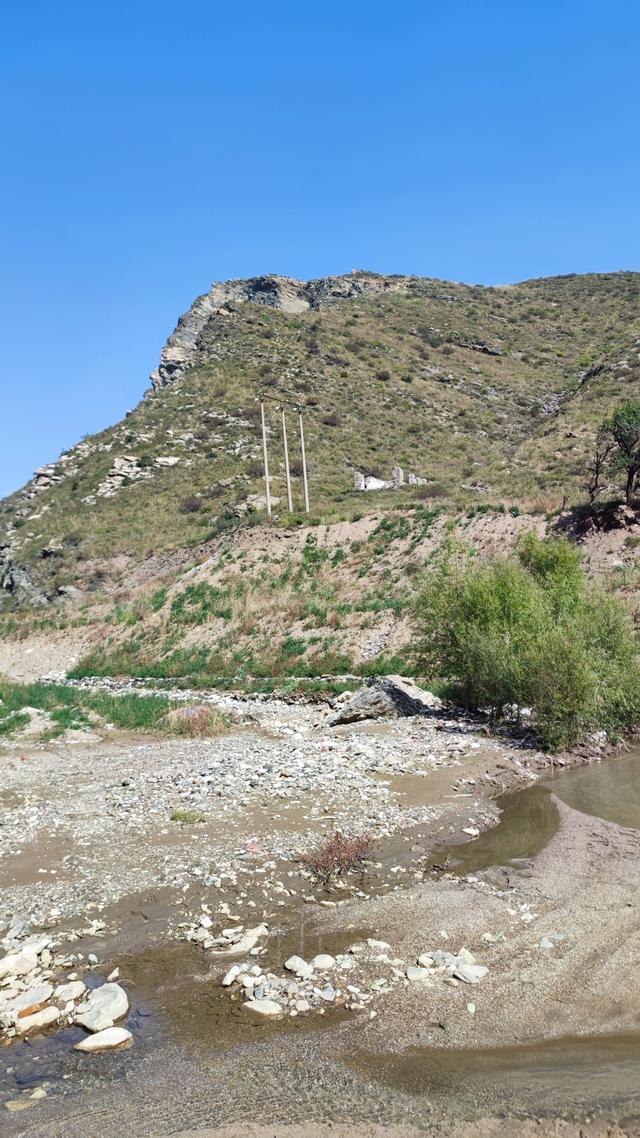 呼和浩特哈拉沁沟，一条小河从两山峡谷流出，步行只能走小路