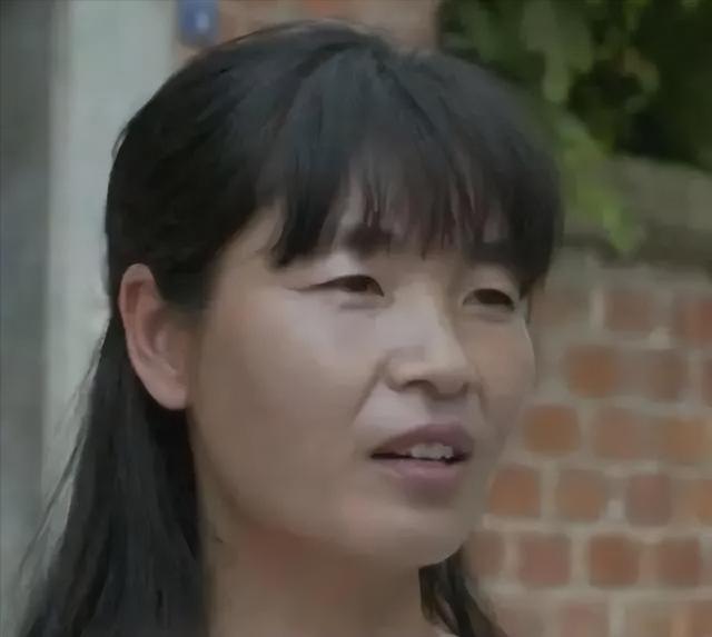 刘强东的两个妹妹：一个已经去世	，一个有钱有颜，陪在父母身边