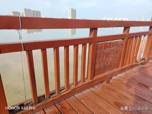 全国文明城市柘城县国家湿地公园榕湖斥巨资升级的人行栈道现状
