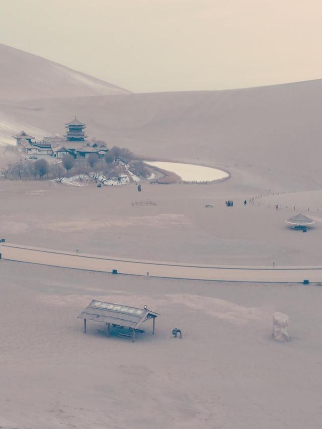 探秘甘肃敦煌鸣沙山月牙泉：沙漠中的奇幻胜景