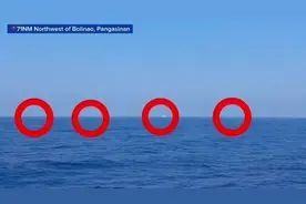 山东舰返航让美军松口气，海面突然出现4个白点，放大一看死心了图片