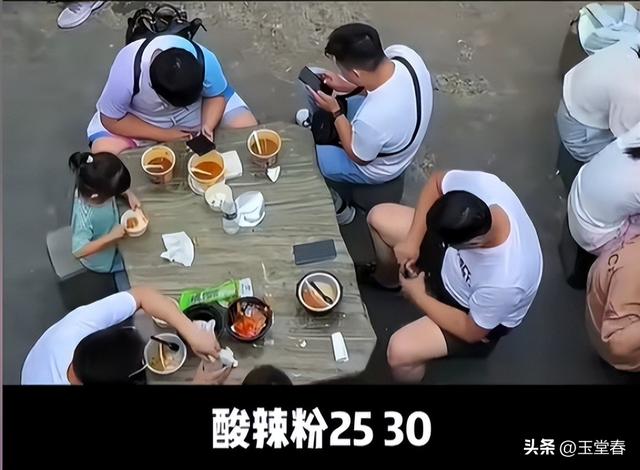 人山人海只看不买，年轻人报复性白嫖，景区赚不到钱了？