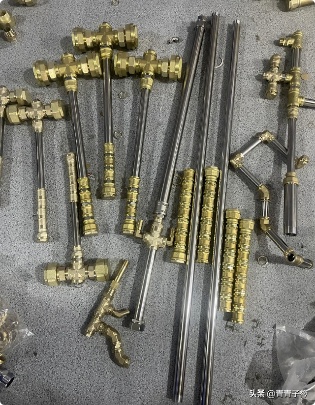 谁曾想五金店竟摇身一变，成为了手办武器的聚集地。