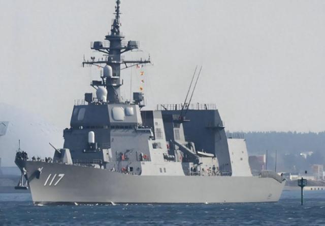 日媒爆出一则猛料，中日东海交锋果然有内幕？中国海军向日舰连开两炮，日舰长遭解职