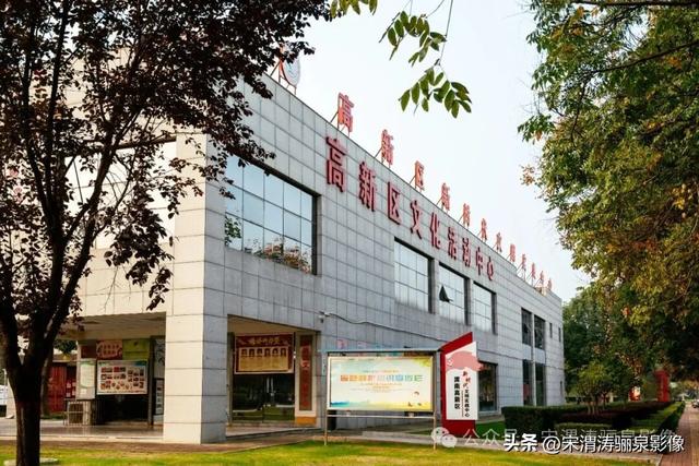 陕西渭南：天晴了 高新区时代广场秋色盎然