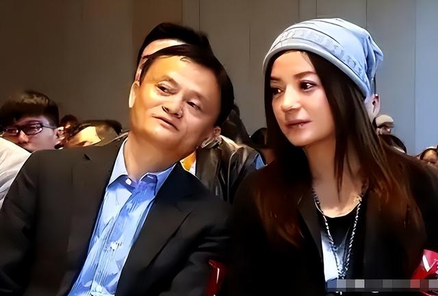 婚姻事业全无，消失4年后，49岁赵薇再曝近况	，胃癌传闻真相曝光