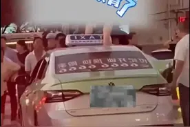 辣眼睛!女子脱光衣服站车顶跳舞:真容曝光,披头散发,当地回应图片