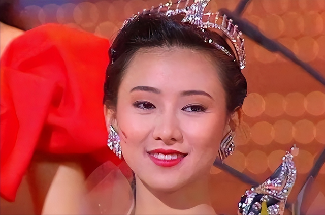 56岁翁虹沦落成“舞女”，在景区跳舞谋生，印证了刘晓庆的那句话
