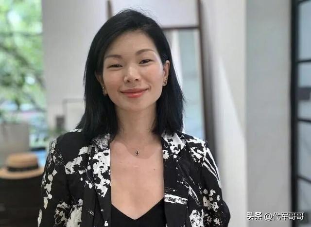 她被群嘲是“第一丑模”，嫁给大20岁老外，如今43岁怎样了？