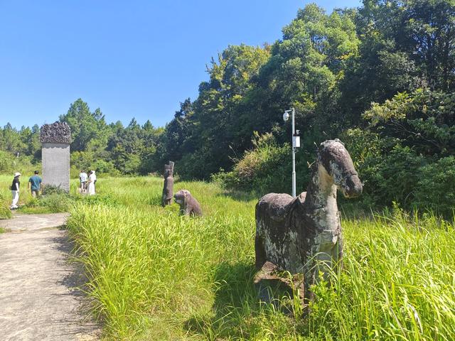 谒朱轼墓有感（江西聂朋