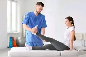 一个七十多岁的老太婆连续睡了几个月理疗床患了严重的直肠干燥症图片