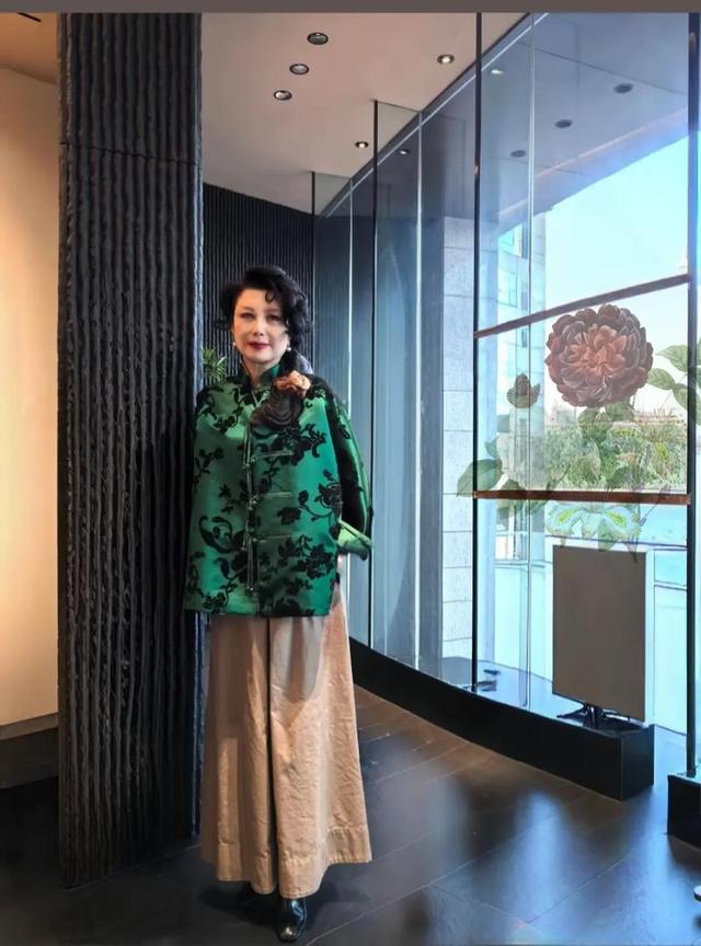 权色交易	、陪睡上位，她压根不沾边	，简直是娱乐圈的一股“清流”