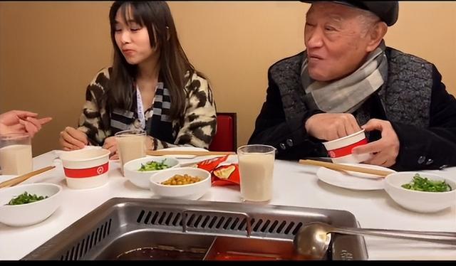 90岁牛犇近况曝光，做饭环境脏乱差，用塑料瓶保温菜、拖把当拐杖