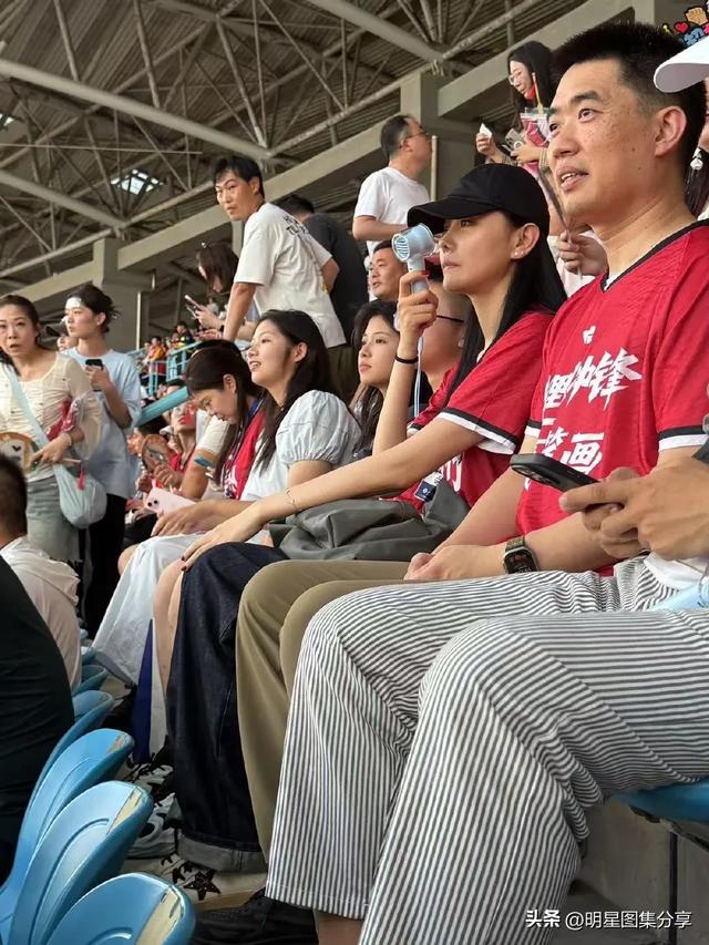 李想真有福气 和老婆看苏超，生5个孩子的身材还不输明星