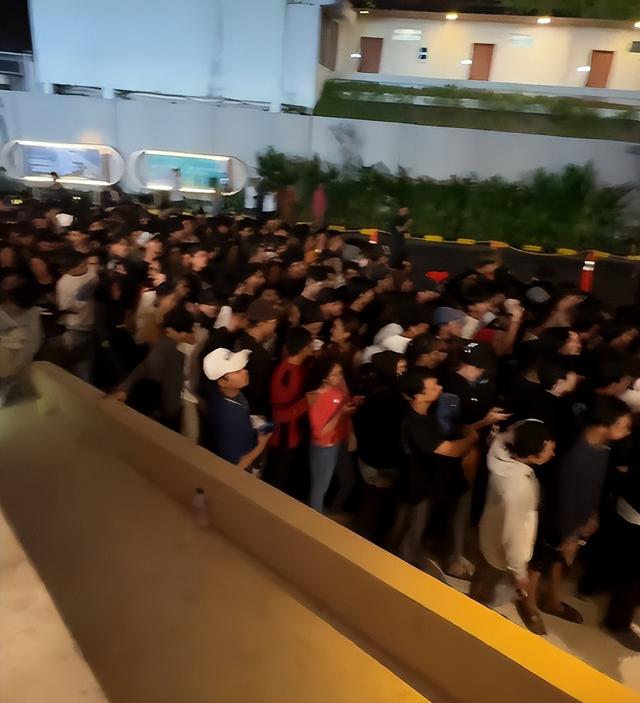 上海某潮牌店前最触目惊心的一幕：病态现象，祸害了多少中国女性