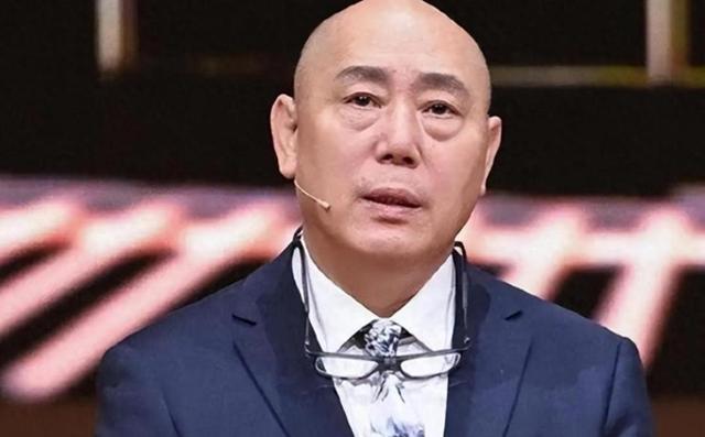 离婚18年才发现，身价上亿住四合院的李成儒，真的配不上史依弘