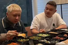 豪情龙导演“台球外交”，老方丈与巴子同框出镜，二人相拥而泣！图片