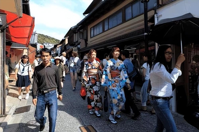 中日目前形势急转直下，如今上海五万日本人，究竟该何去何从